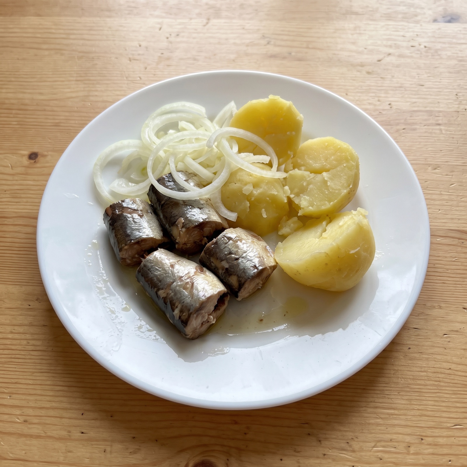 Сайра с отварным картофелем
